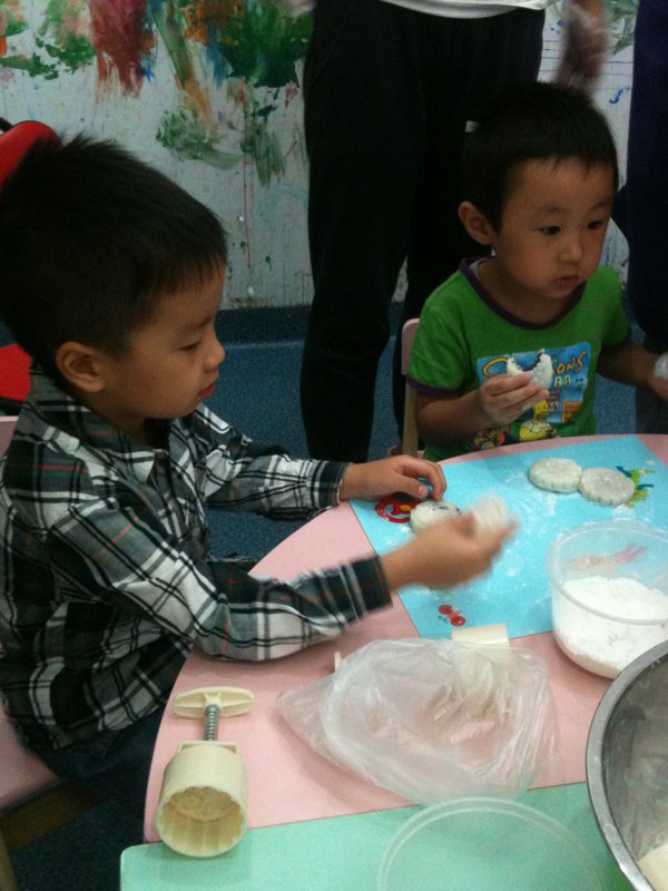 2012年9月15日万达创意宝贝制作月饼
