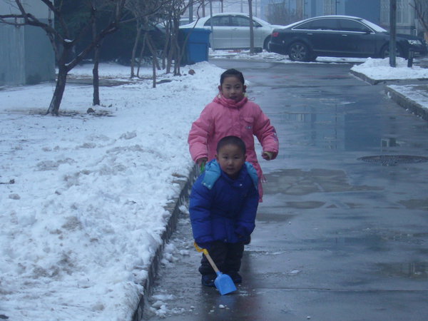 和孩子们一起堆雪人