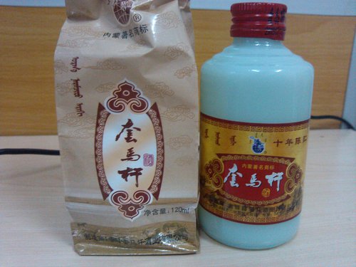 同学送了2瓶套马杆酒