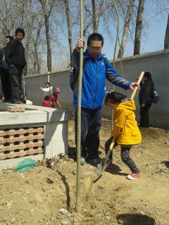 沁心农业园植树、种菜活动归来