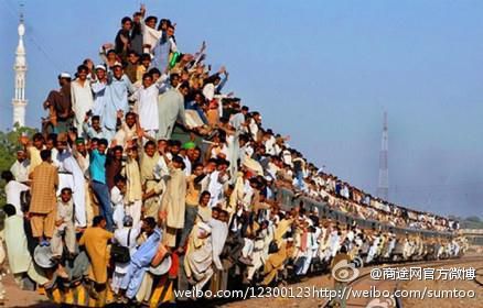 中国的春运都弱爆了！！！中国的火车最多只有站票，印度的火车尼玛竟然还有挂票！！！