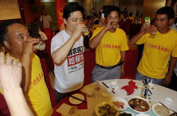 崔永元邀请北京7·21暴雨救援农民工吃饭