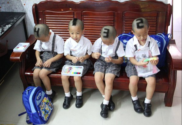 深圳四胞胎编号“1234”去上学
