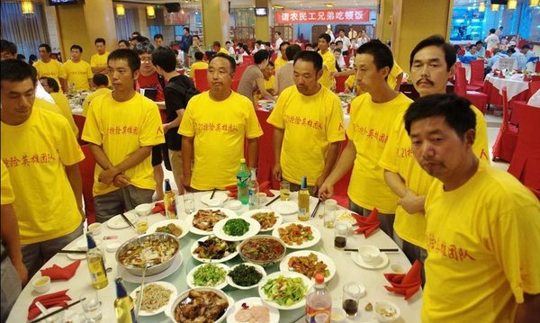 崔永元邀请北京7·21暴雨救援农民工吃饭
