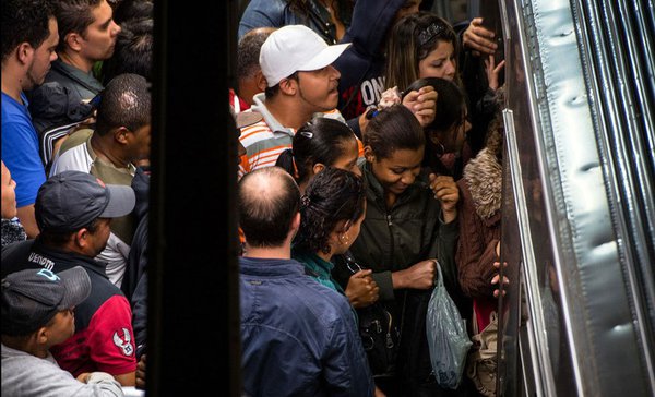 巴西圣保罗地铁站，中国春运式的拥挤