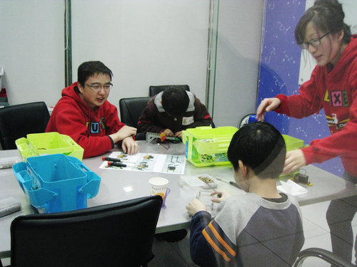 今天参加了2012泺喜机器人总动员免费体验活动