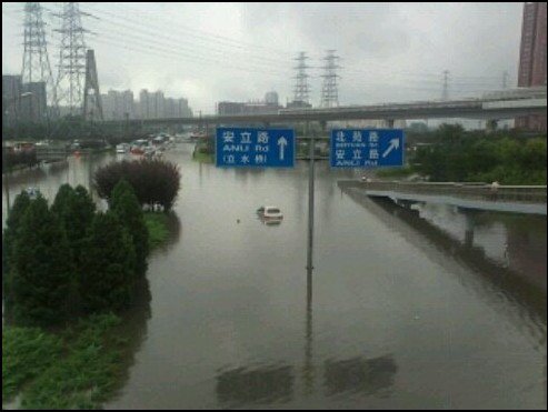 北京遭遇持续大暴雨白昼如夜，已经造成3人死亡、6人受伤