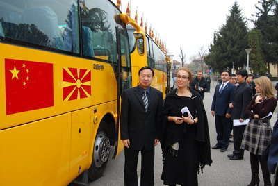 中国向欧洲国家马其顿援助校车(图)