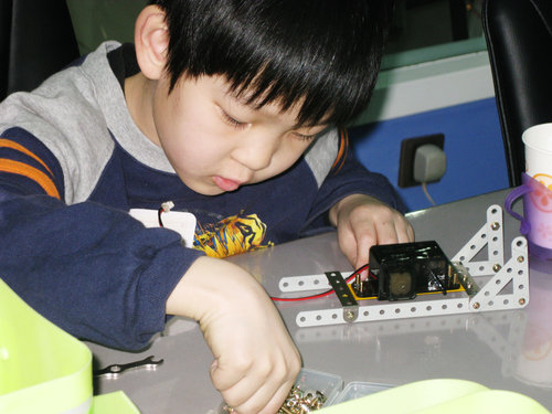 今天参加了2012泺喜机器人总动员免费体验活动