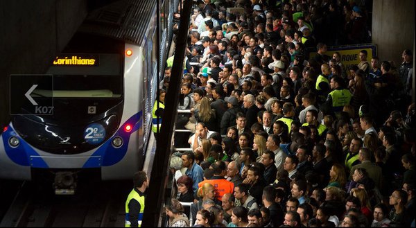 巴西圣保罗地铁站，中国春运式的拥挤
