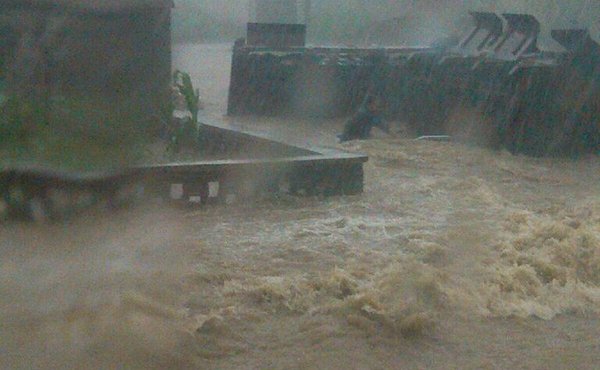 北京遭遇持续大暴雨白昼如夜，已经造成3人死亡、6人受伤