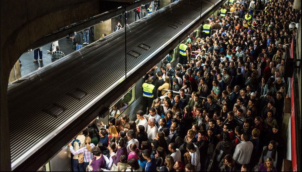 巴西圣保罗地铁站，中国春运式的拥挤