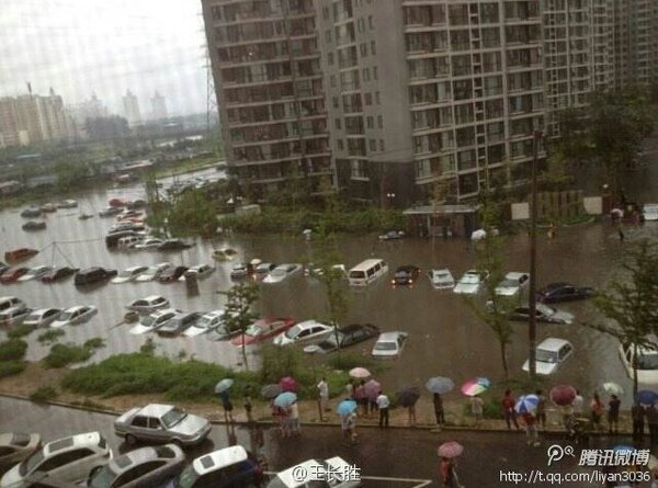 北京遭遇持续大暴雨白昼如夜，已经造成3人死亡、6人受伤