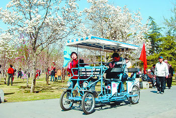 去国际雕塑公园骑多人自行车